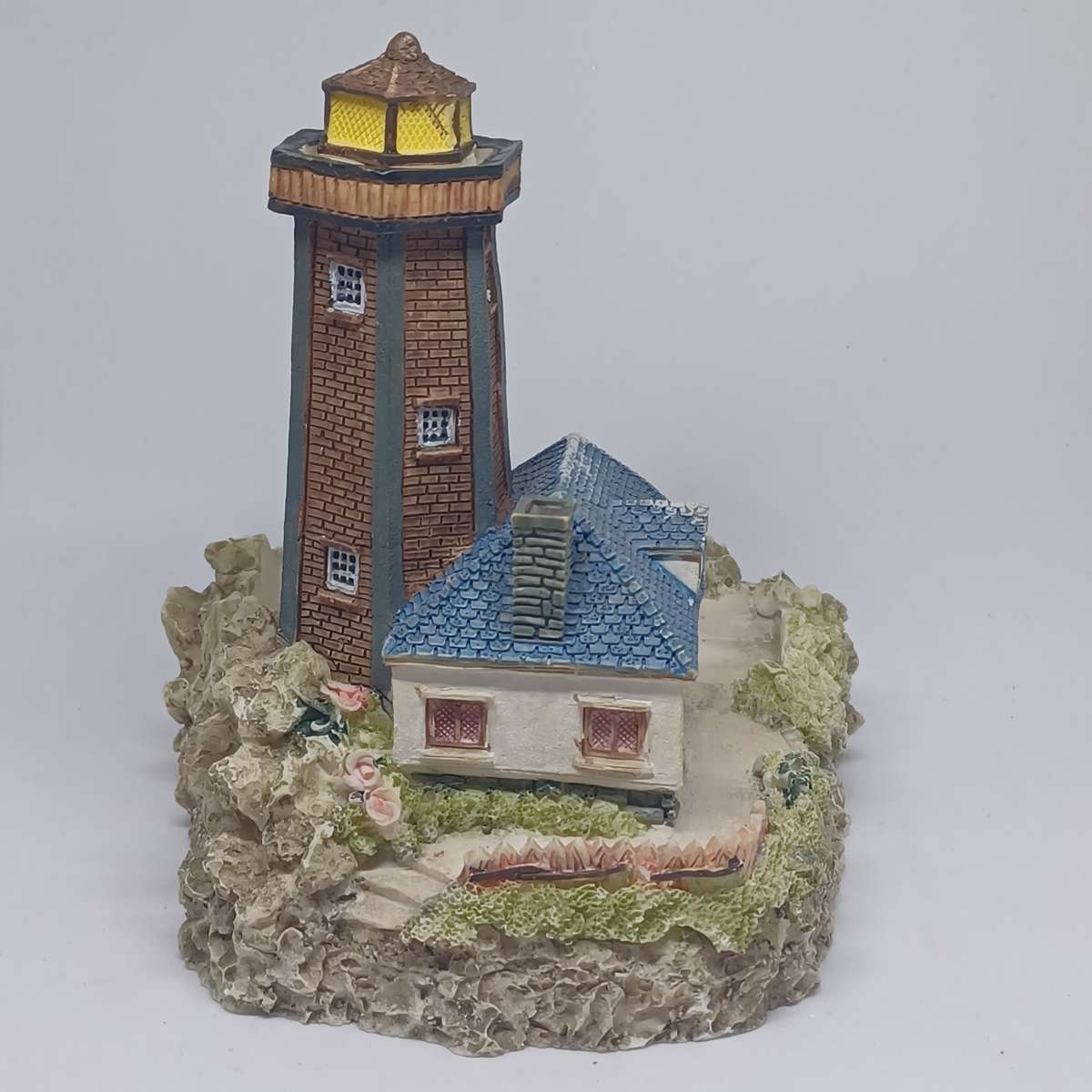 Vintage resin lighthouse (12.5 x 12.2 x 10 cm)
