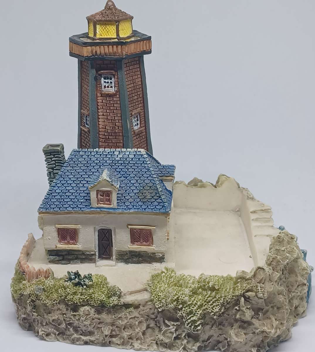 Vintage resin lighthouse (12.5 x 12.2 x 10 cm)