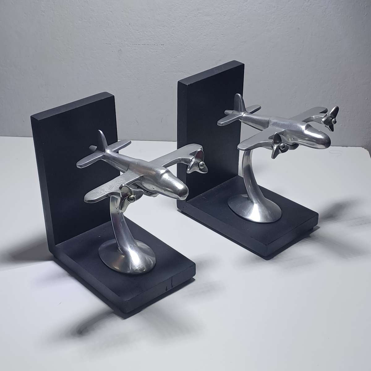 Retro Twin Prop Airplane Bookends Pier One. Solid aluminum (circa 1950) (18cm x 18.5cm)