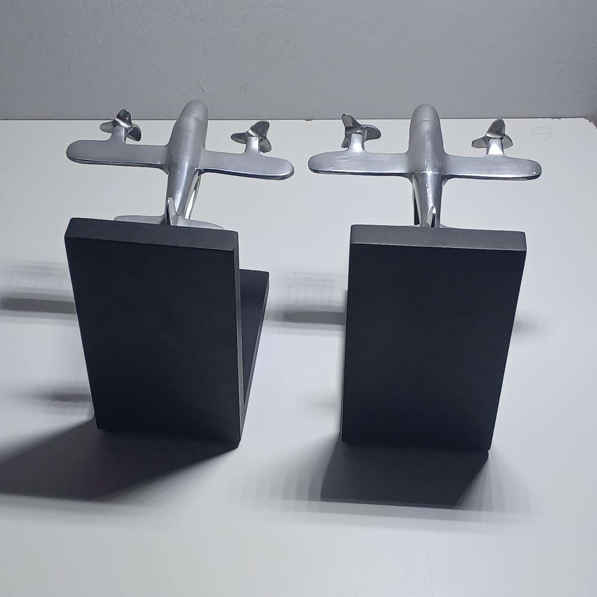 Retro Twin Prop Airplane Bookends Pier One. Solid aluminum (circa 1950) (18cm x 18.5cm)