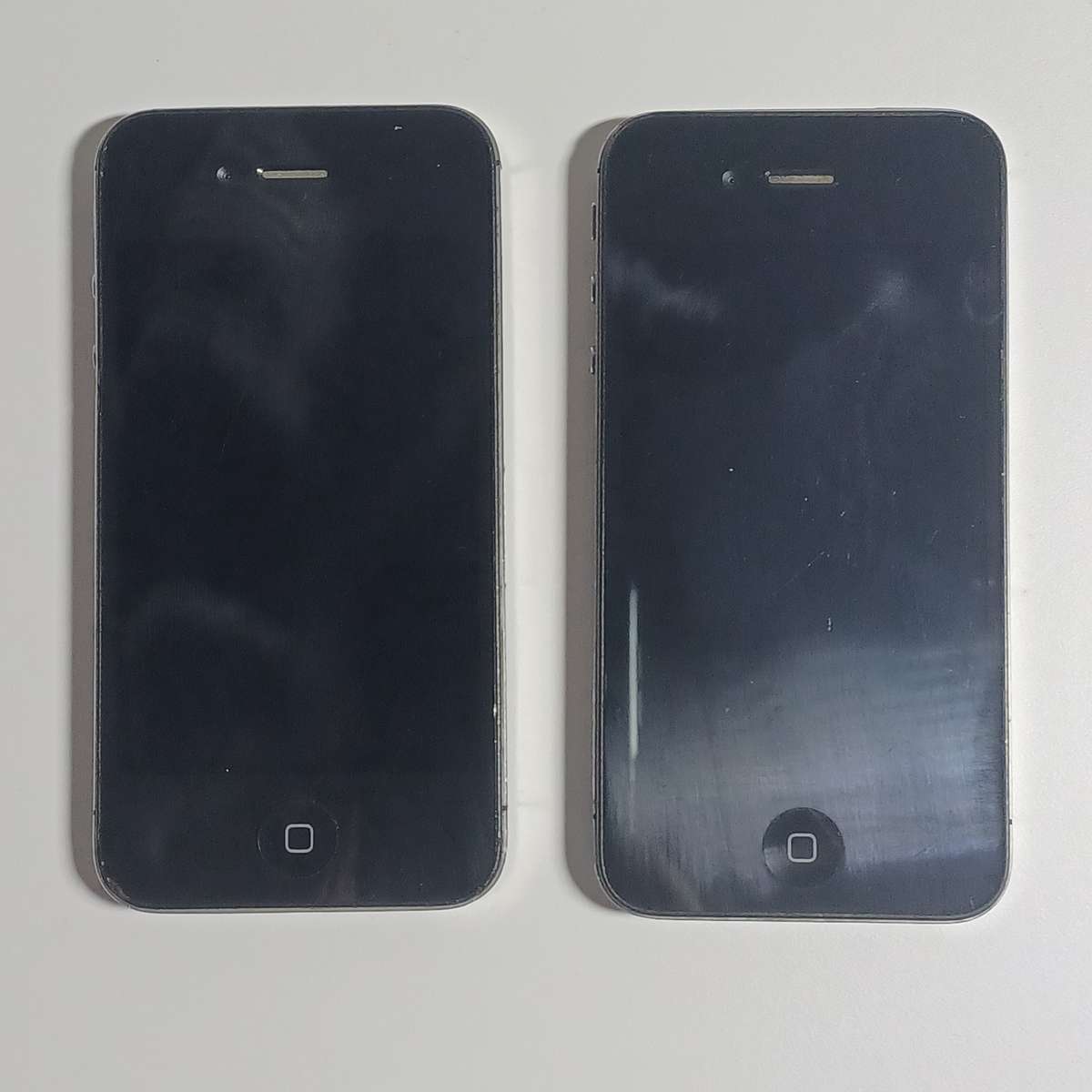 2 x iPhone 4s phones -- screens not working properly