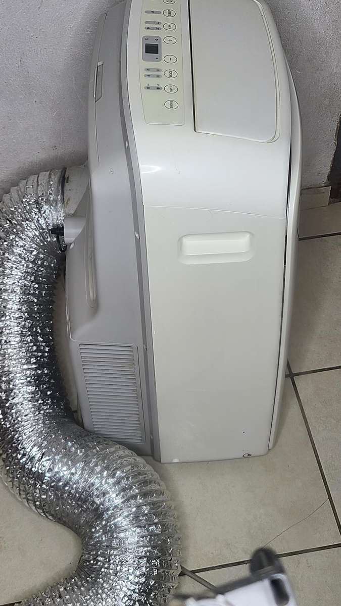 Midea mobile Aircon 12000BTU cooling and heating