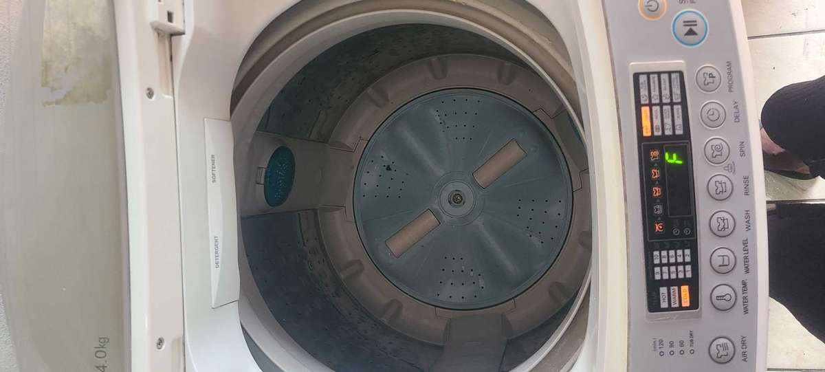 LG fuzzy logic 14.0kg washing machine