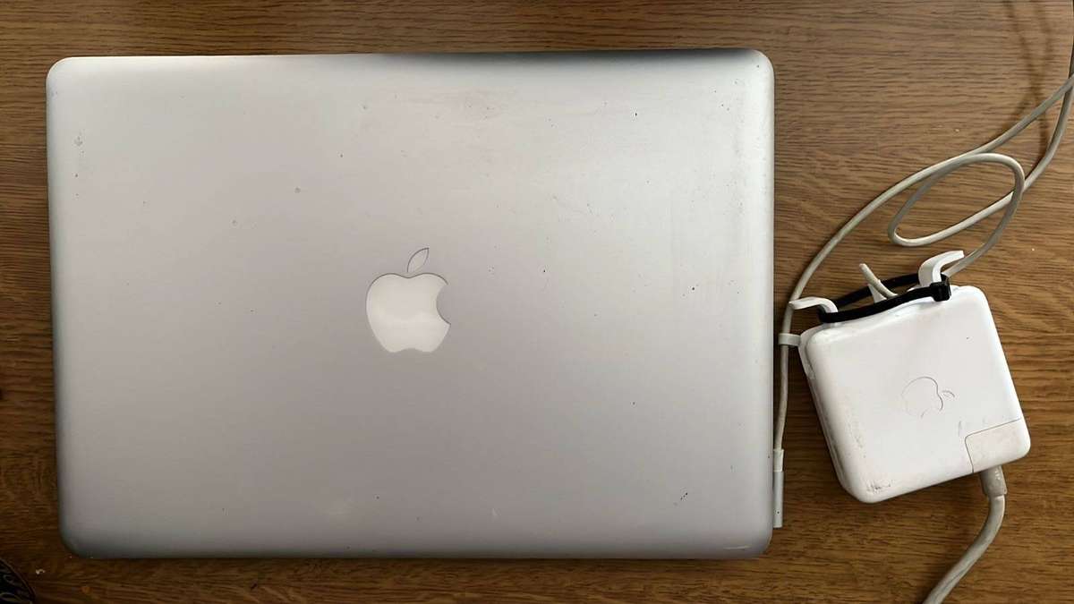 Apple MacBook Pro, details below