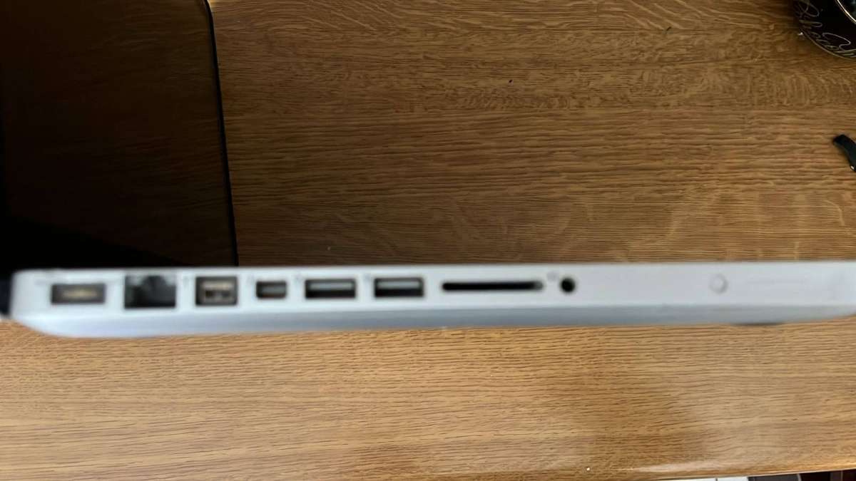 Apple MacBook Pro, details below