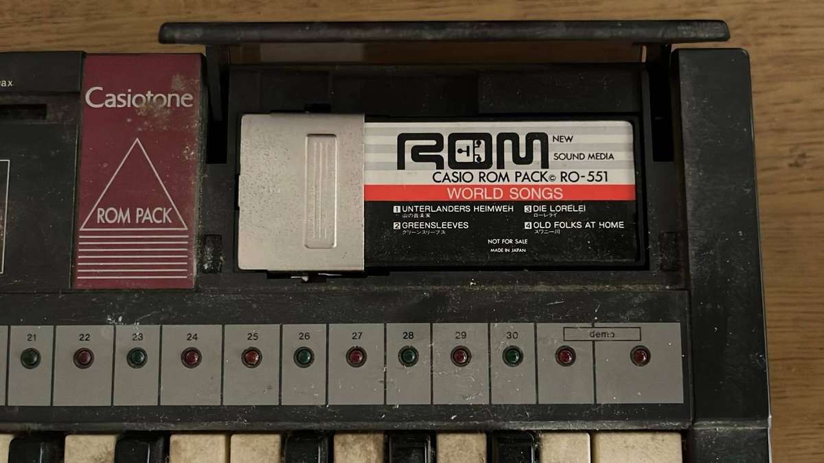 Casio Electric Keyboard, details below