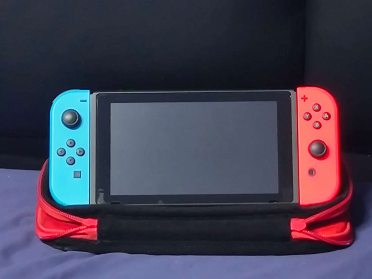 NINTENDO SWITCH IN AMAZING CONDITION