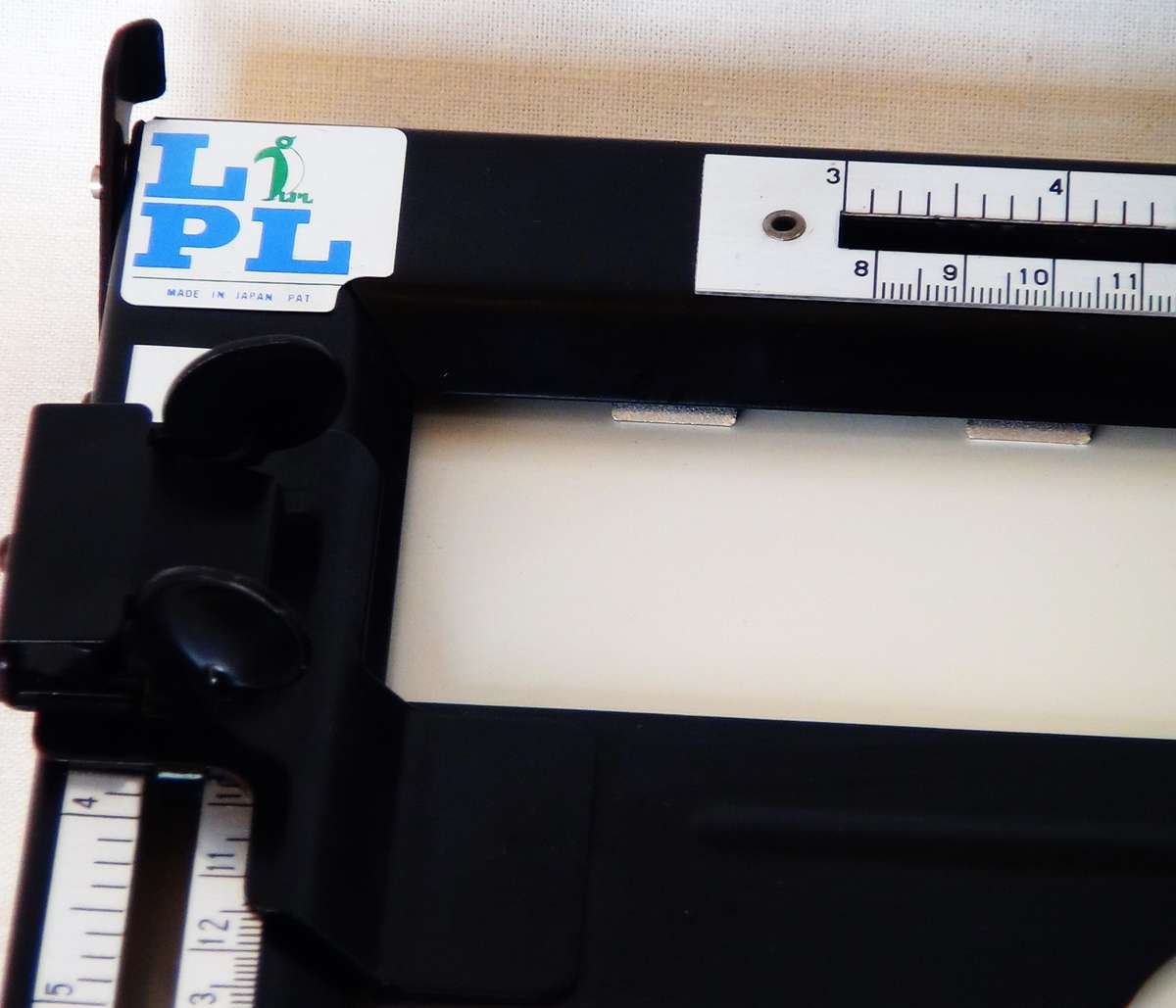 LPL 505A 35 x 43cm 14 x 17" Metal 2Blade Adjustable Darkroom Enlarging Easel Mask