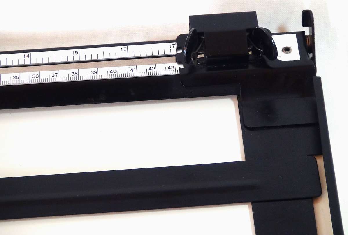 LPL 505A 35 x 43cm 14 x 17" Metal 2Blade Adjustable Darkroom Enlarging Easel Mask