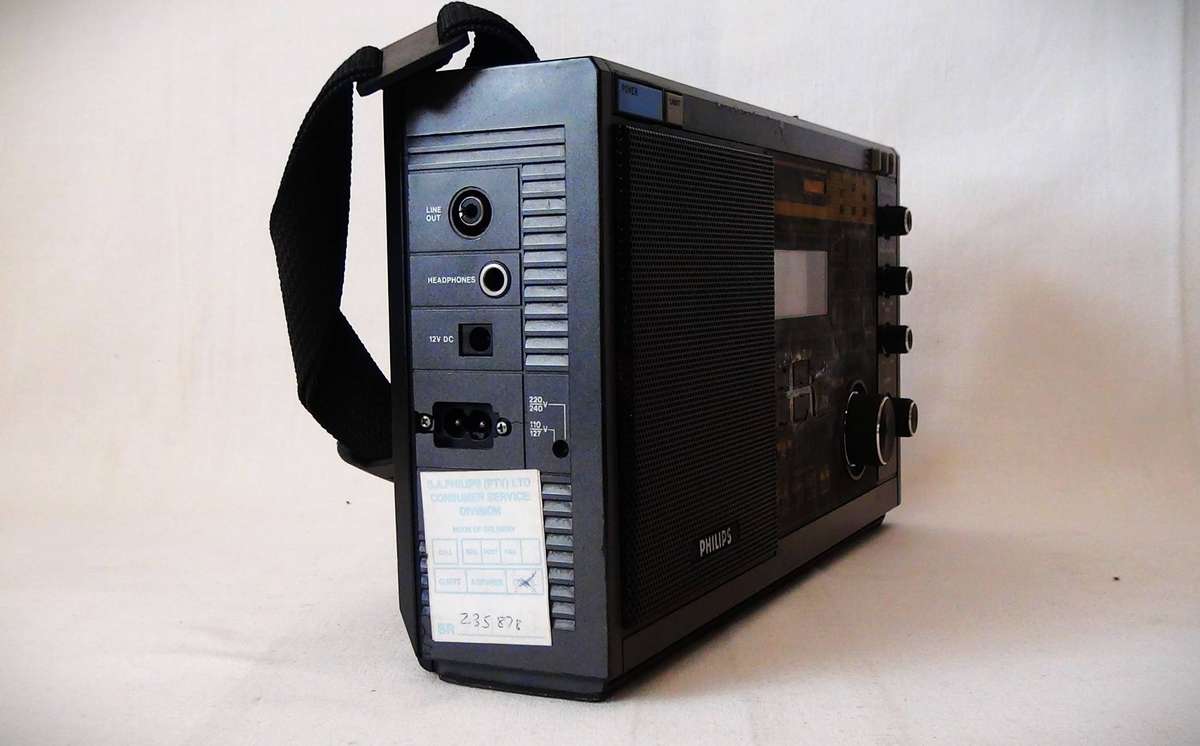 Philip D2935 Synthesized world Radio Receiver With Digital Display