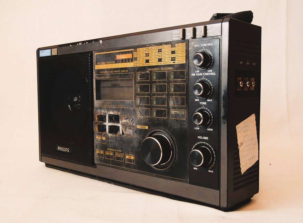 Philip D2935 Synthesized world Radio Receiver With Digital Display