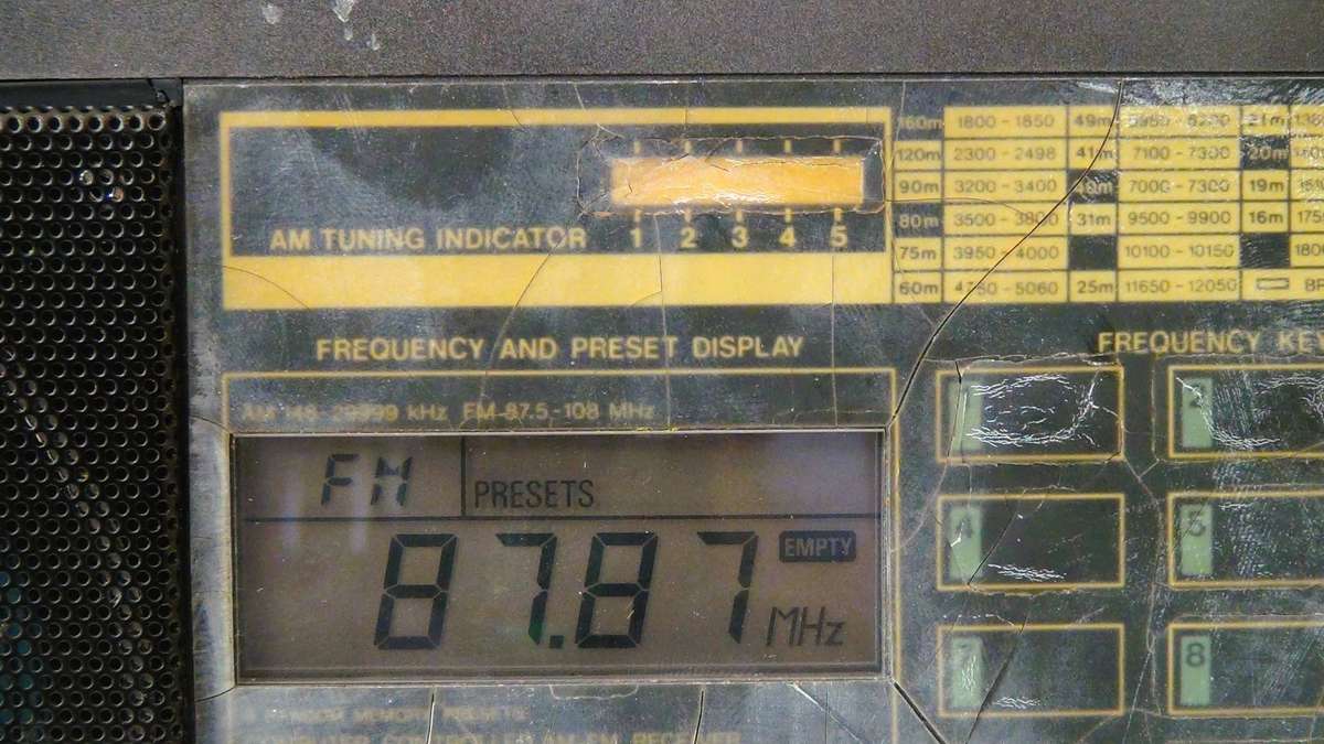 Philip D2935 Synthesized world Radio Receiver With Digital Display