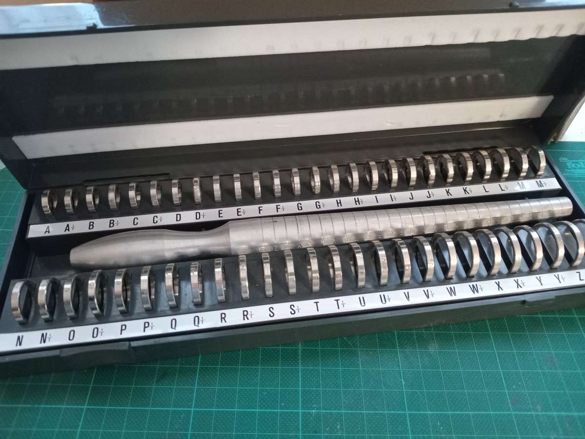 Set of ring sizes with aluminum mandrel in box