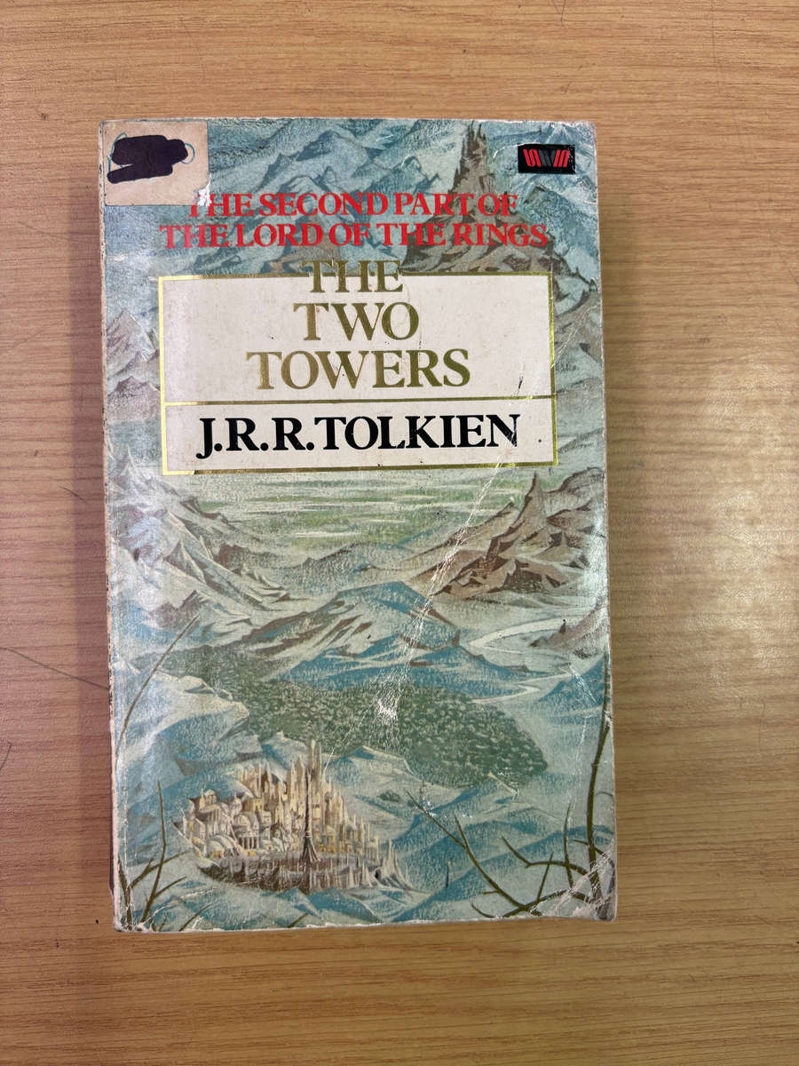 The Two Towers - J.R.R. Tolkien (Paperback)