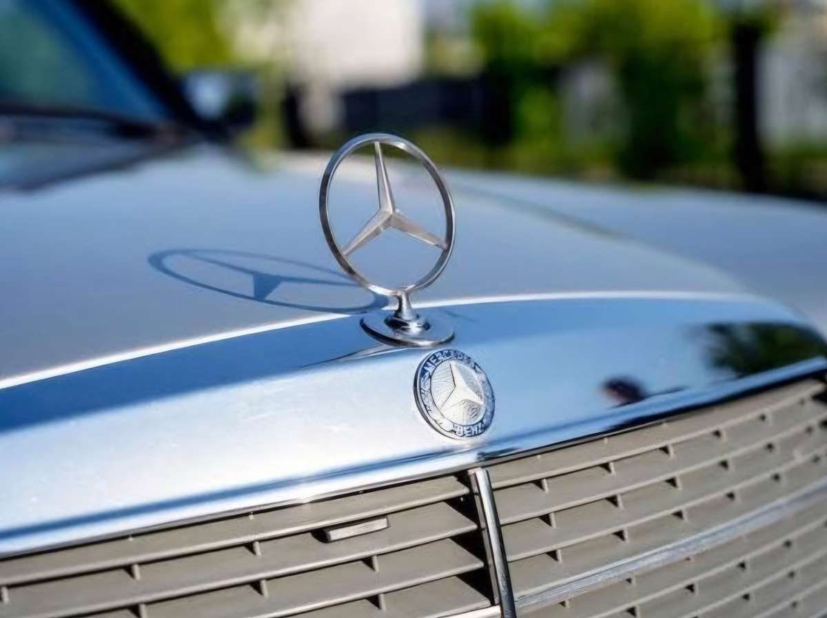 Mercedes Bonnet Emblem - W123 Style