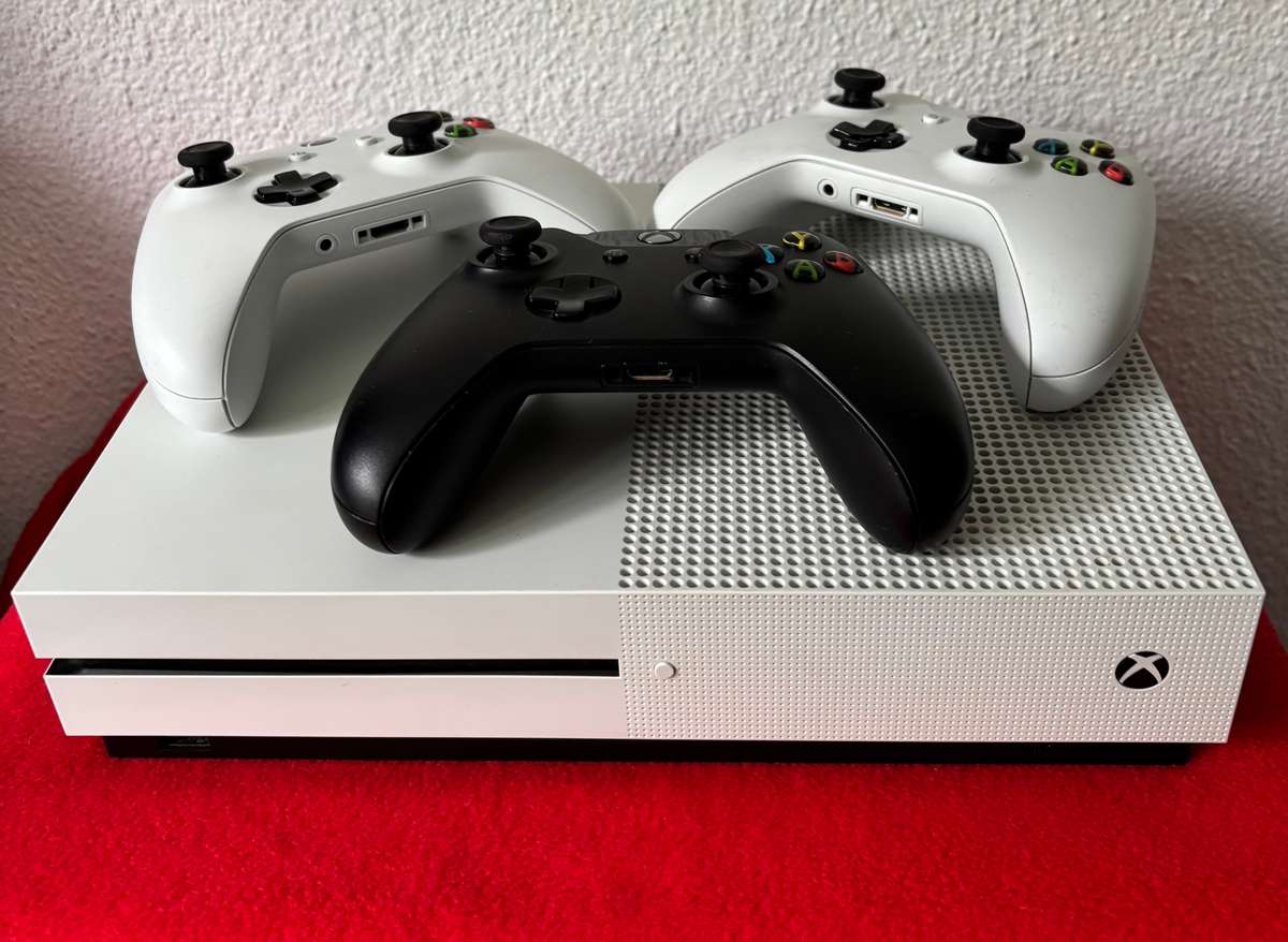 Secondhand Xbox One S Console Bundle with 3 Controllers & 4 Games