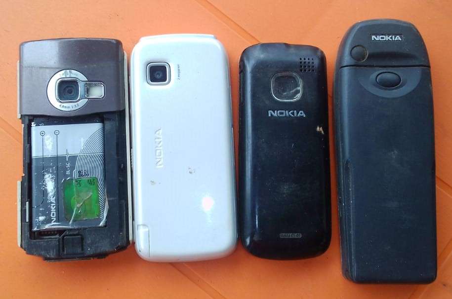 4x Nokia cellphones