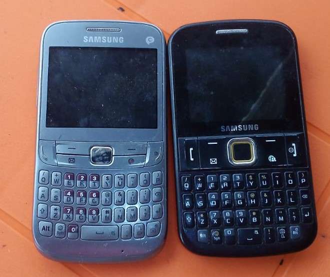 2x Samsung cellphones-