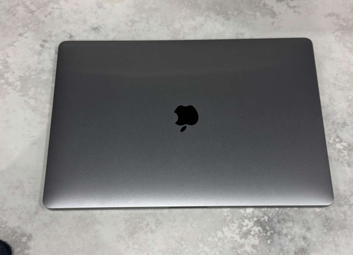 APPLE MACBOOK PRO 15' I7 WITH RADEON 560X GRAPHICS
