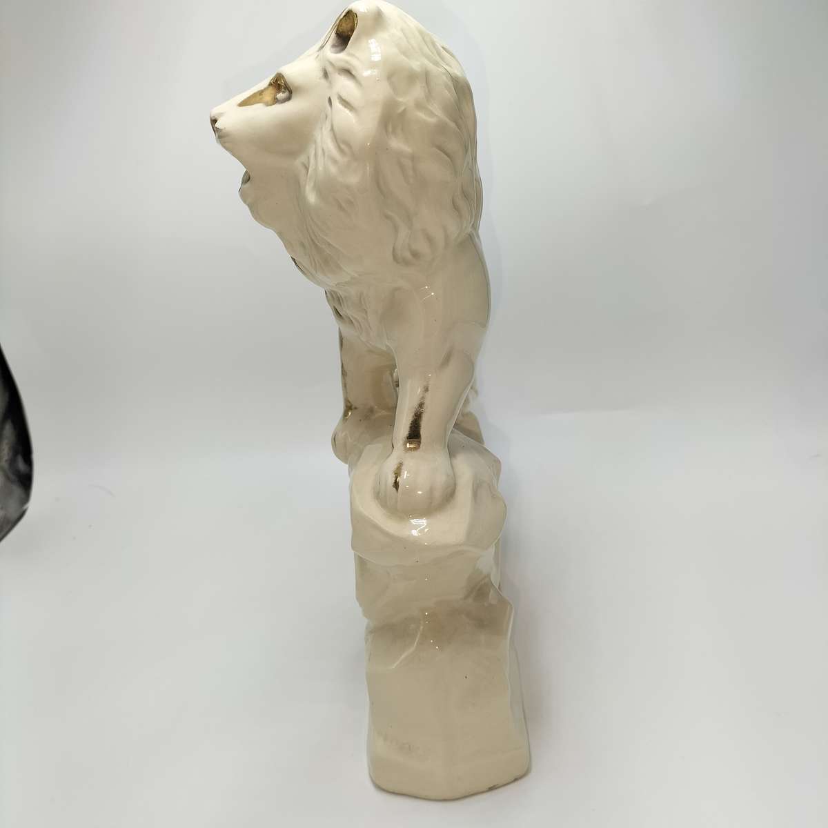 Large Vintage Porcelain Lion Clock (NOT TESTED)!!!!