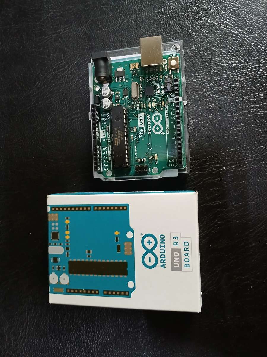 Arduino Uno Rev3 & breadboard and wires