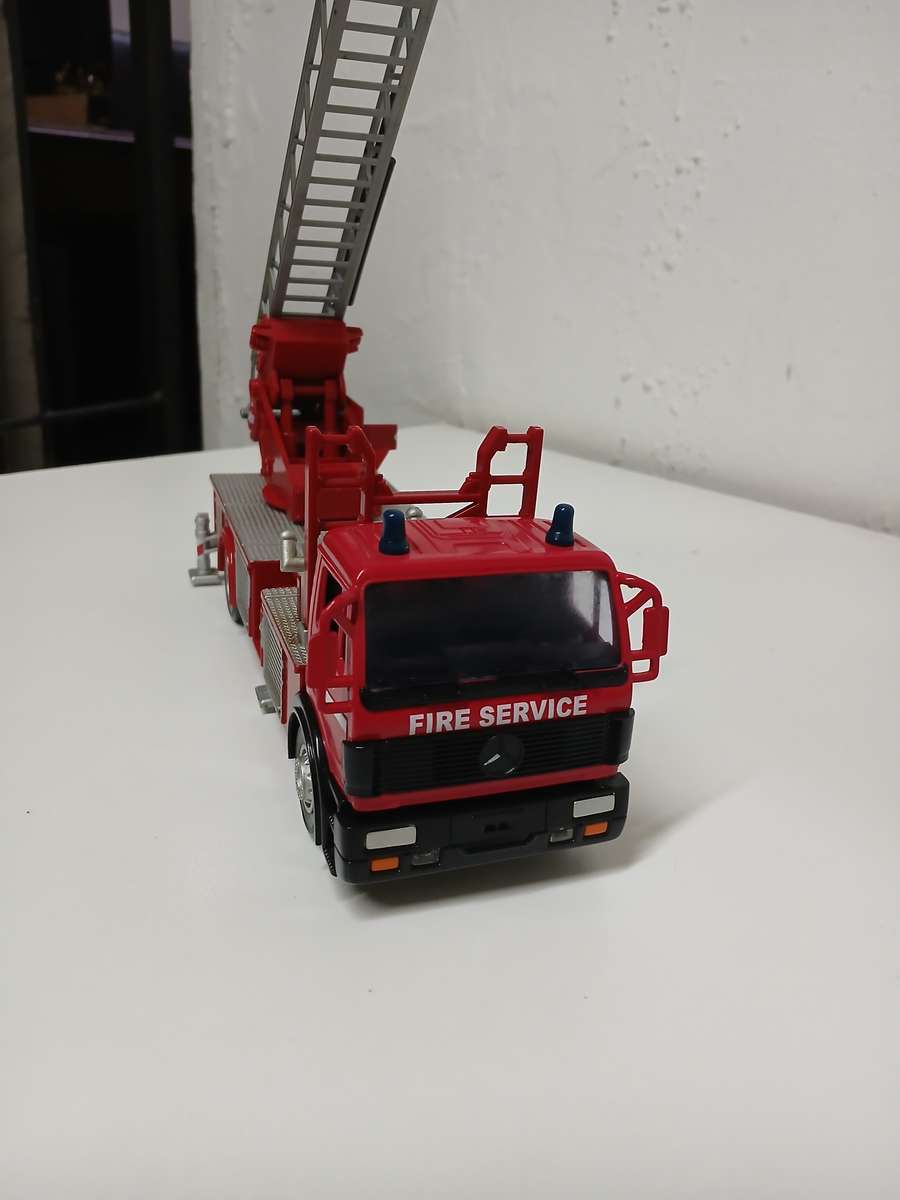 CHAD VALLEY  - MERCEDES-BENZ FIRE ENGINE
