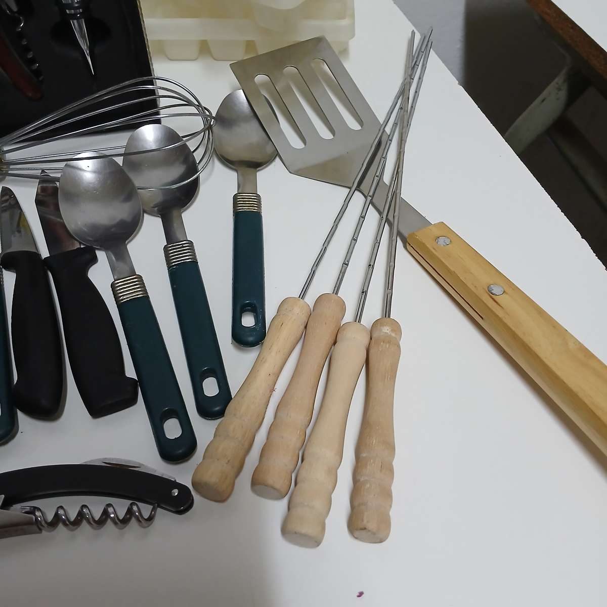 Kitchen items & 25 PAPER SHOPPER BAGS