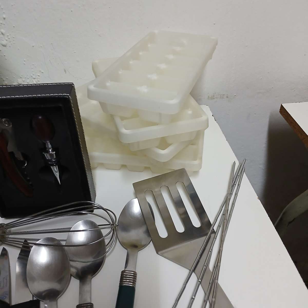 Kitchen items & 25 PAPER SHOPPER BAGS