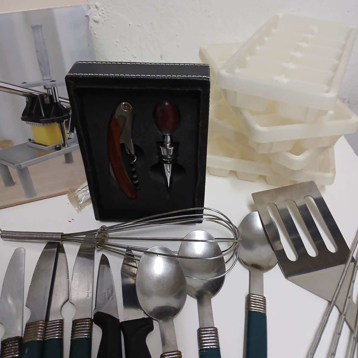 Kitchen items & 25 PAPER SHOPPER BAGS