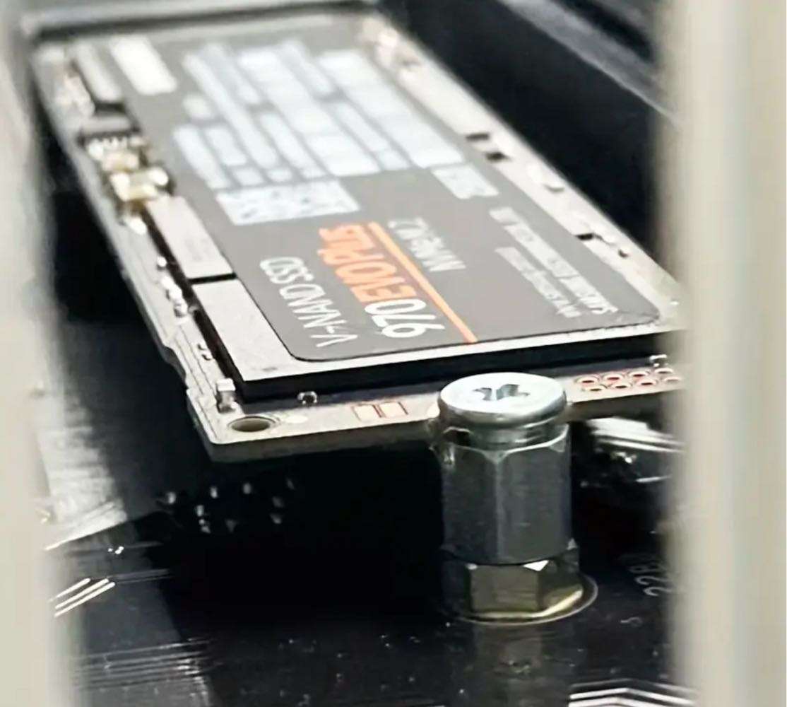 ASUs Motherboard Uses 5 Sets Of High and Low Screws