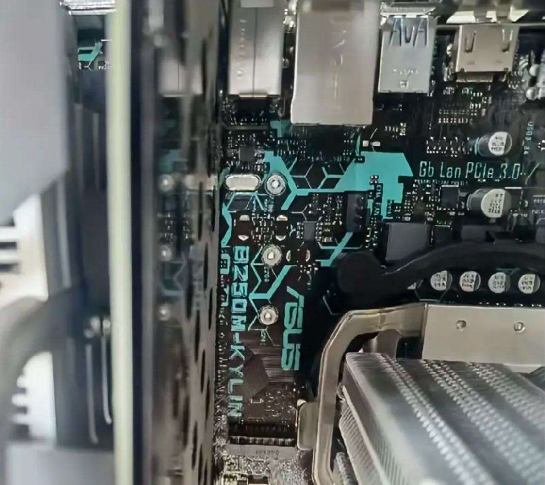 ASUs Motherboard Uses 5 Sets Of High and Low Screws