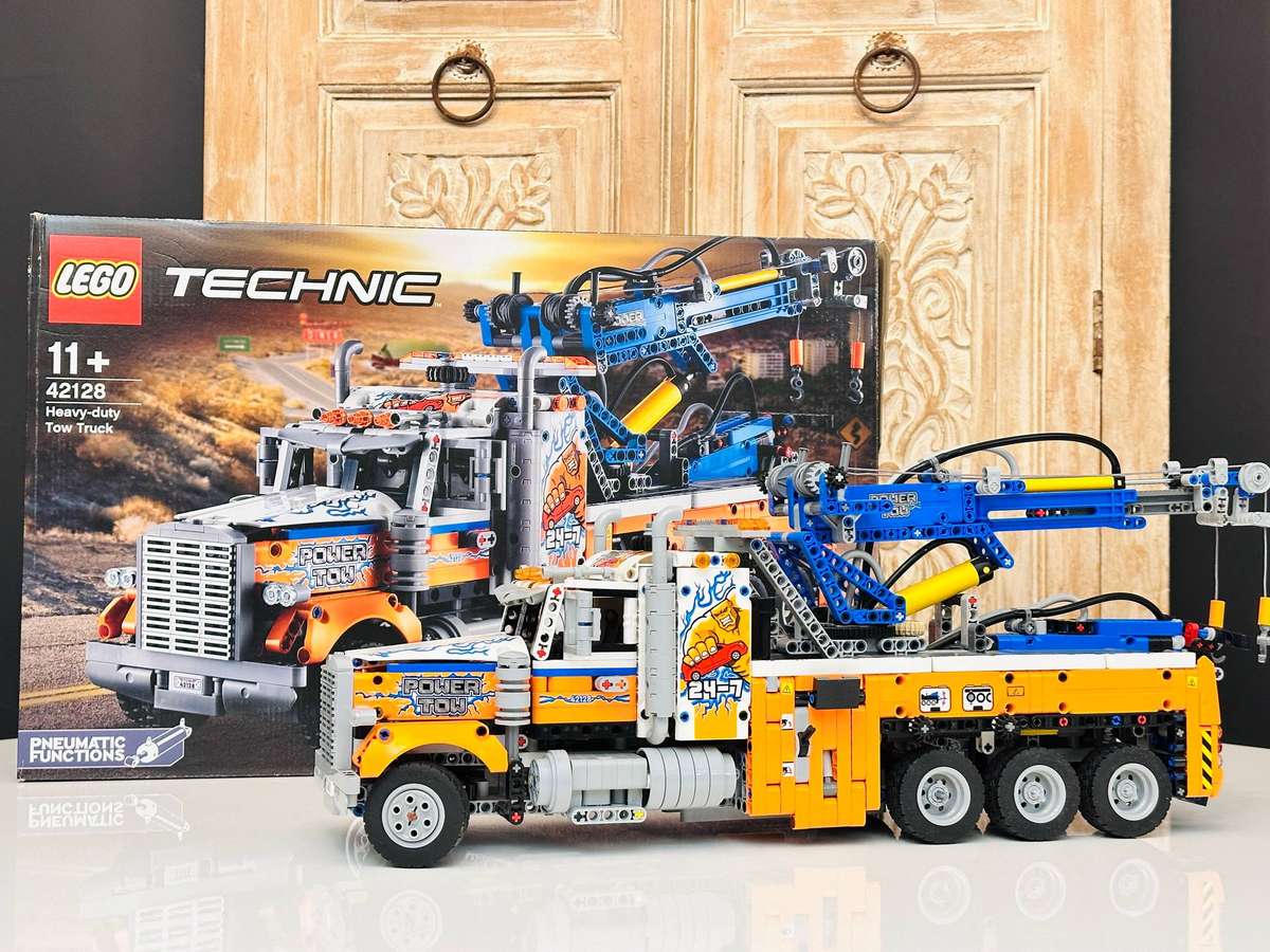 Lego Retired Heavy Duty Tow Truck Large Collectable Set with Original Box 2017Pcs