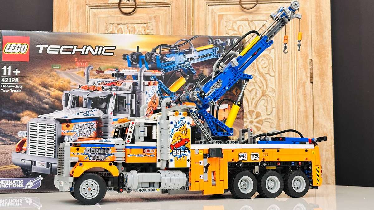 Lego Retired Heavy Duty Tow Truck Large Collectable Set with Original Box 2017Pcs