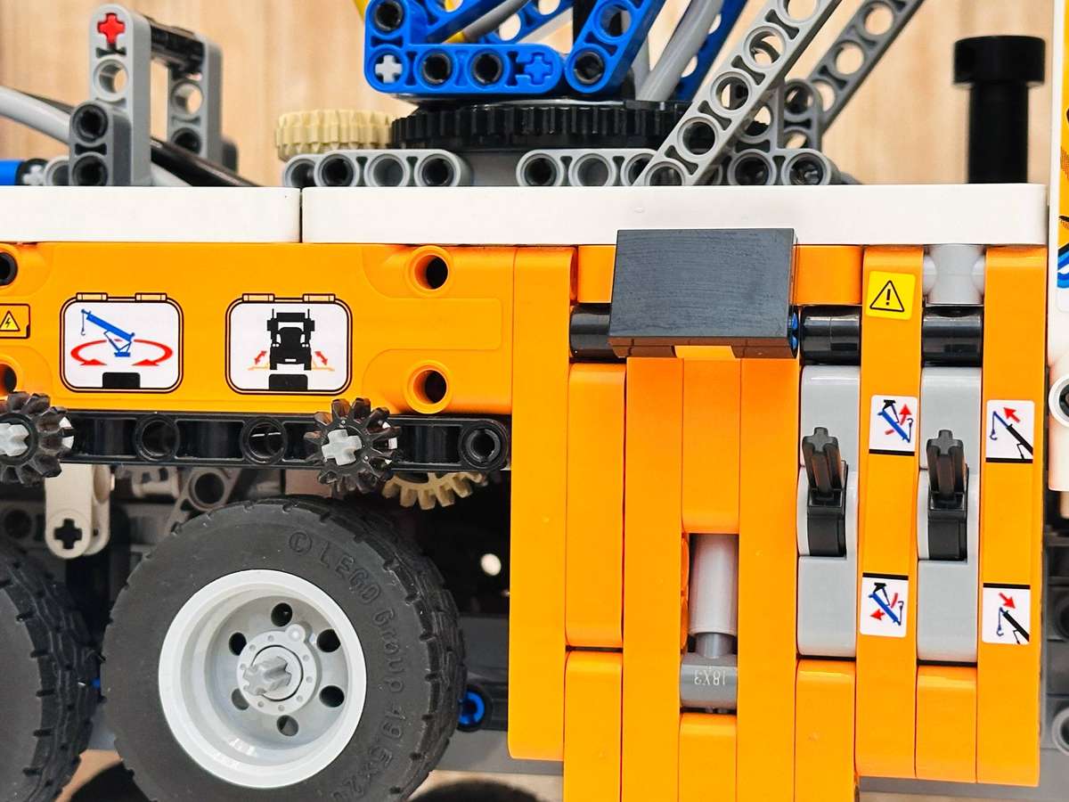 Lego Retired Heavy Duty Tow Truck Large Collectable Set with Original Box 2017Pcs