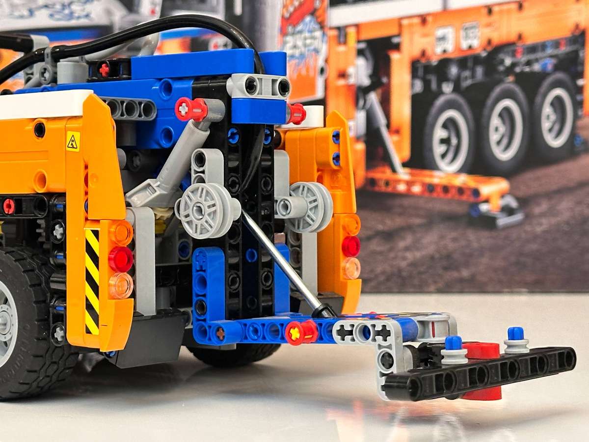 Lego Retired Heavy Duty Tow Truck Large Collectable Set with Original Box 2017Pcs