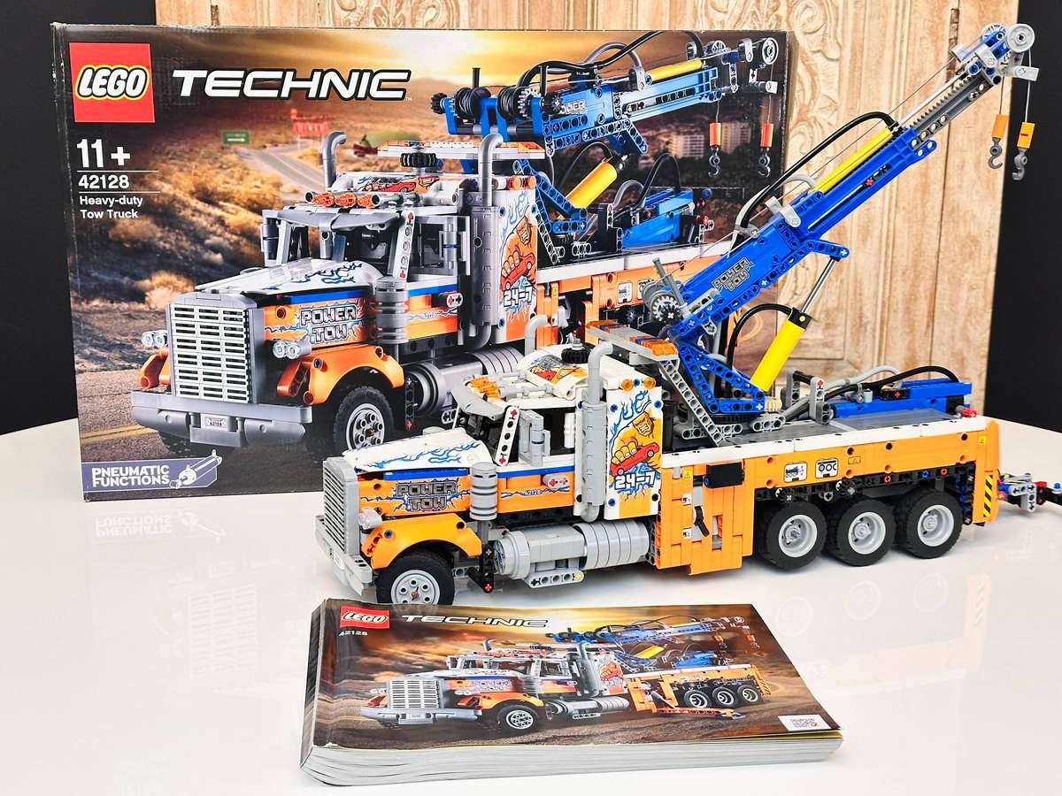 Lego Retired Heavy Duty Tow Truck Large Collectable Set with Original Box 2017Pcs
