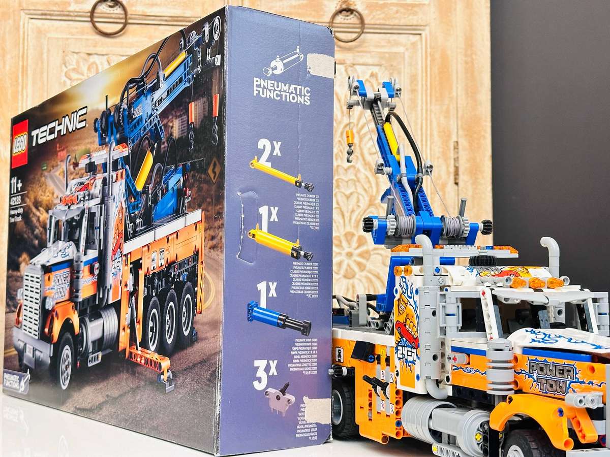 Lego Retired Heavy Duty Tow Truck Large Collectable Set with Original Box 2017Pcs