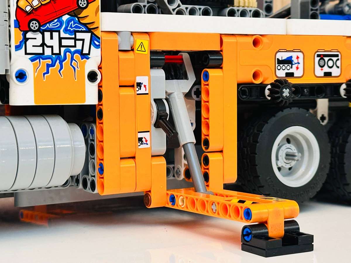 Lego Retired Heavy Duty Tow Truck Large Collectable Set with Original Box 2017Pcs