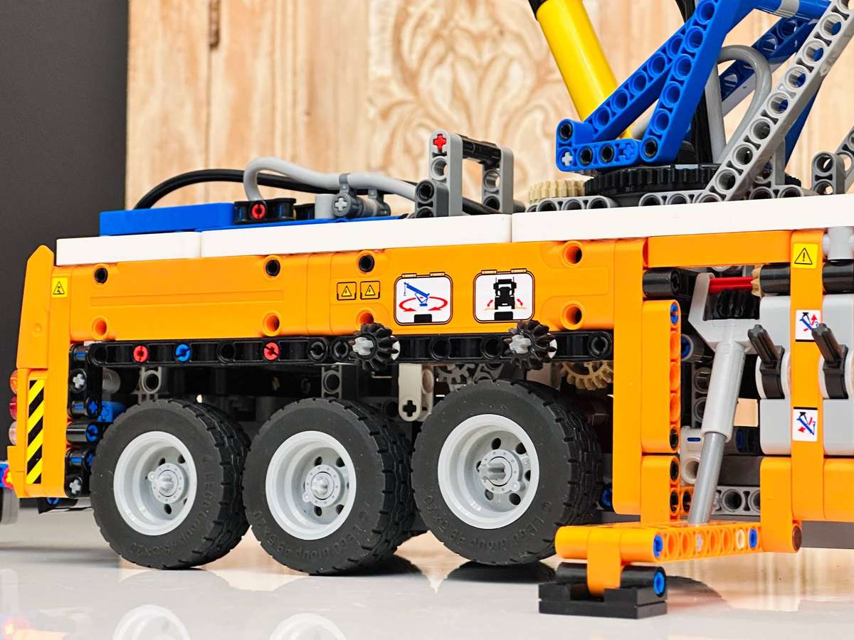 Lego Retired Heavy Duty Tow Truck Large Collectable Set with Original Box 2017Pcs