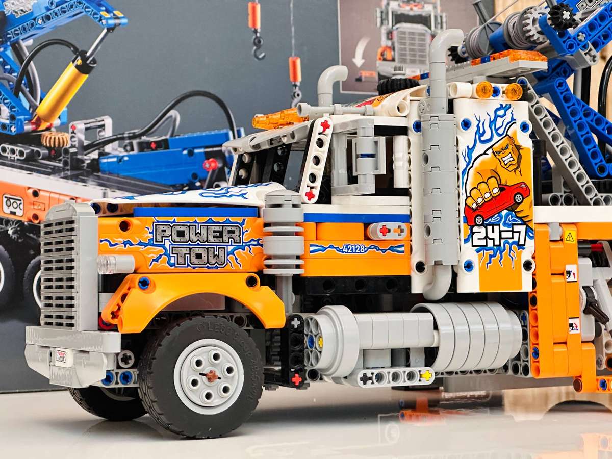 Lego Retired Heavy Duty Tow Truck Large Collectable Set with Original Box 2017Pcs