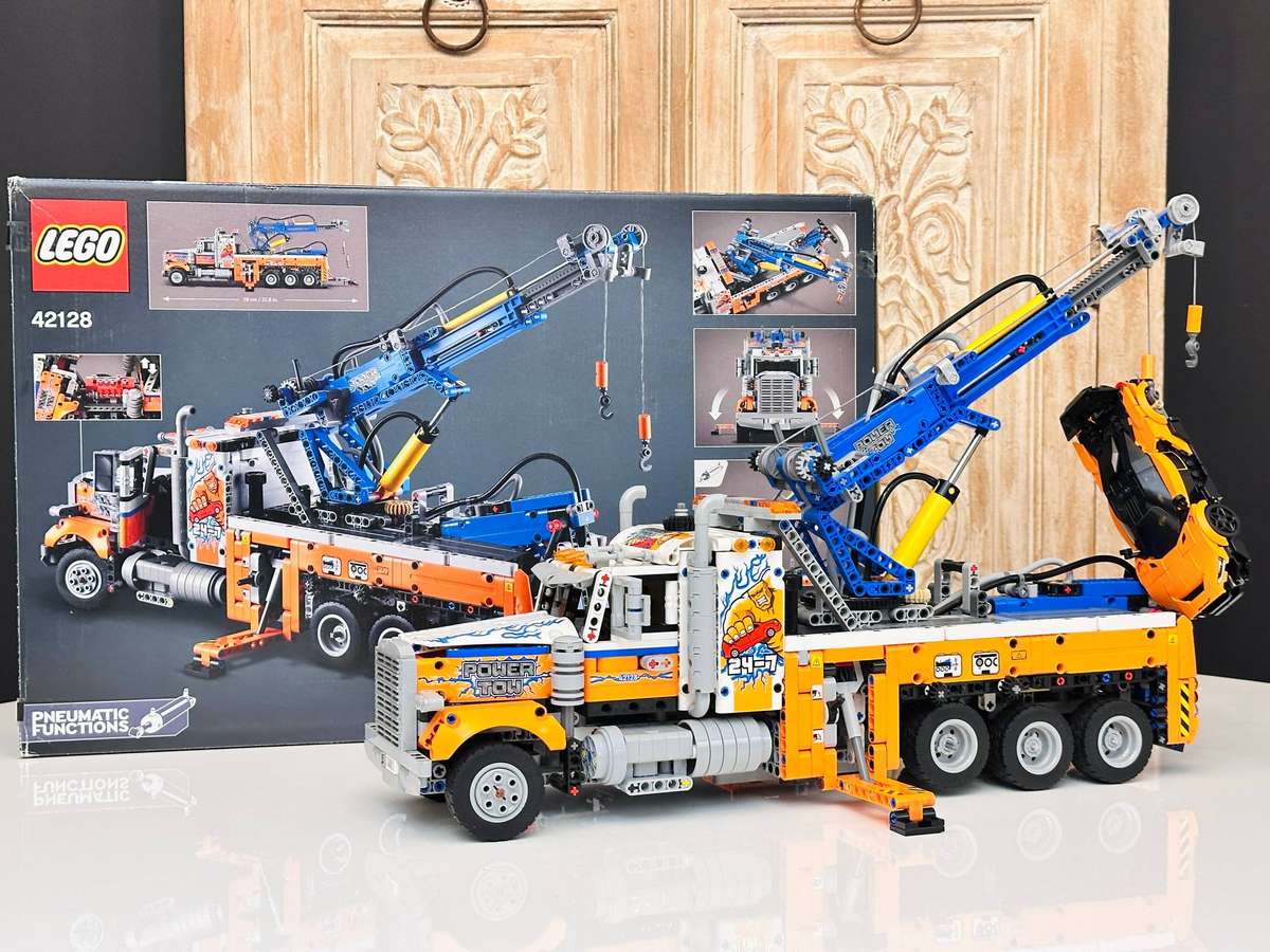 Lego Retired Heavy Duty Tow Truck Large Collectable Set with Original Box 2017Pcs