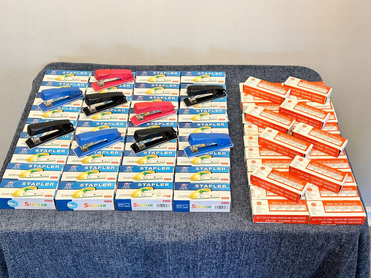 STAPLER & STAPLES LOT BRAND NEW - EXCELLENT BUY