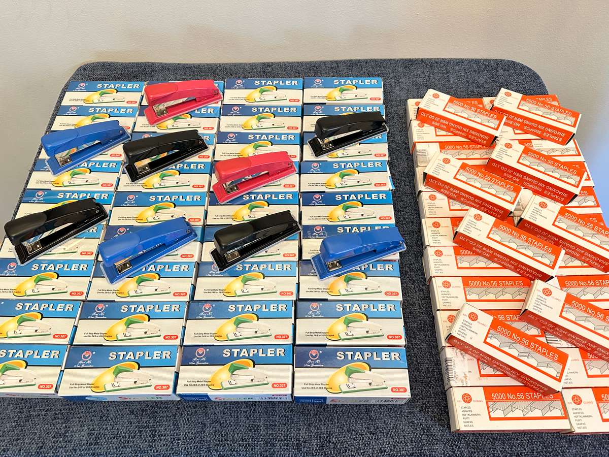 STAPLER & STAPLES LOT BRAND NEW - EXCELLENT BUY
