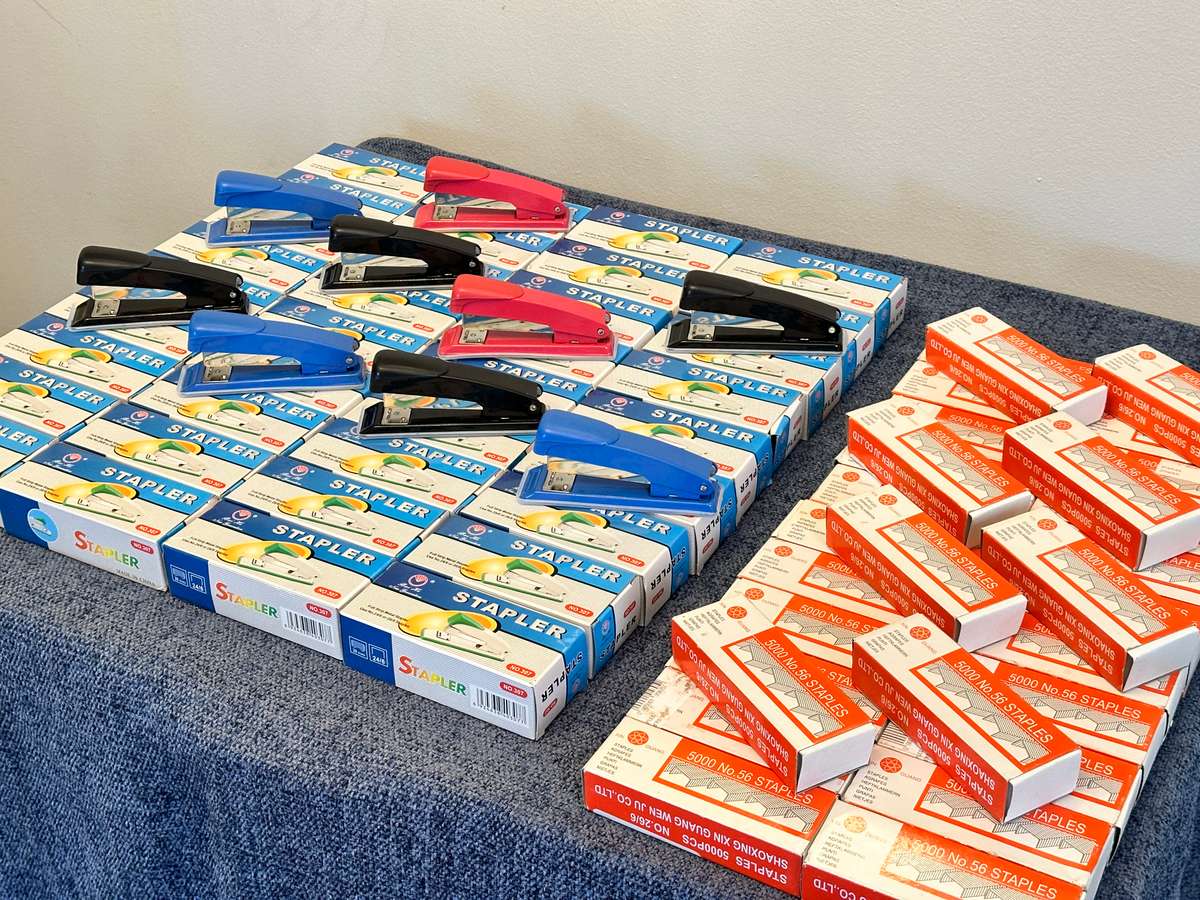 STAPLER & STAPLES LOT BRAND NEW - EXCELLENT BUY