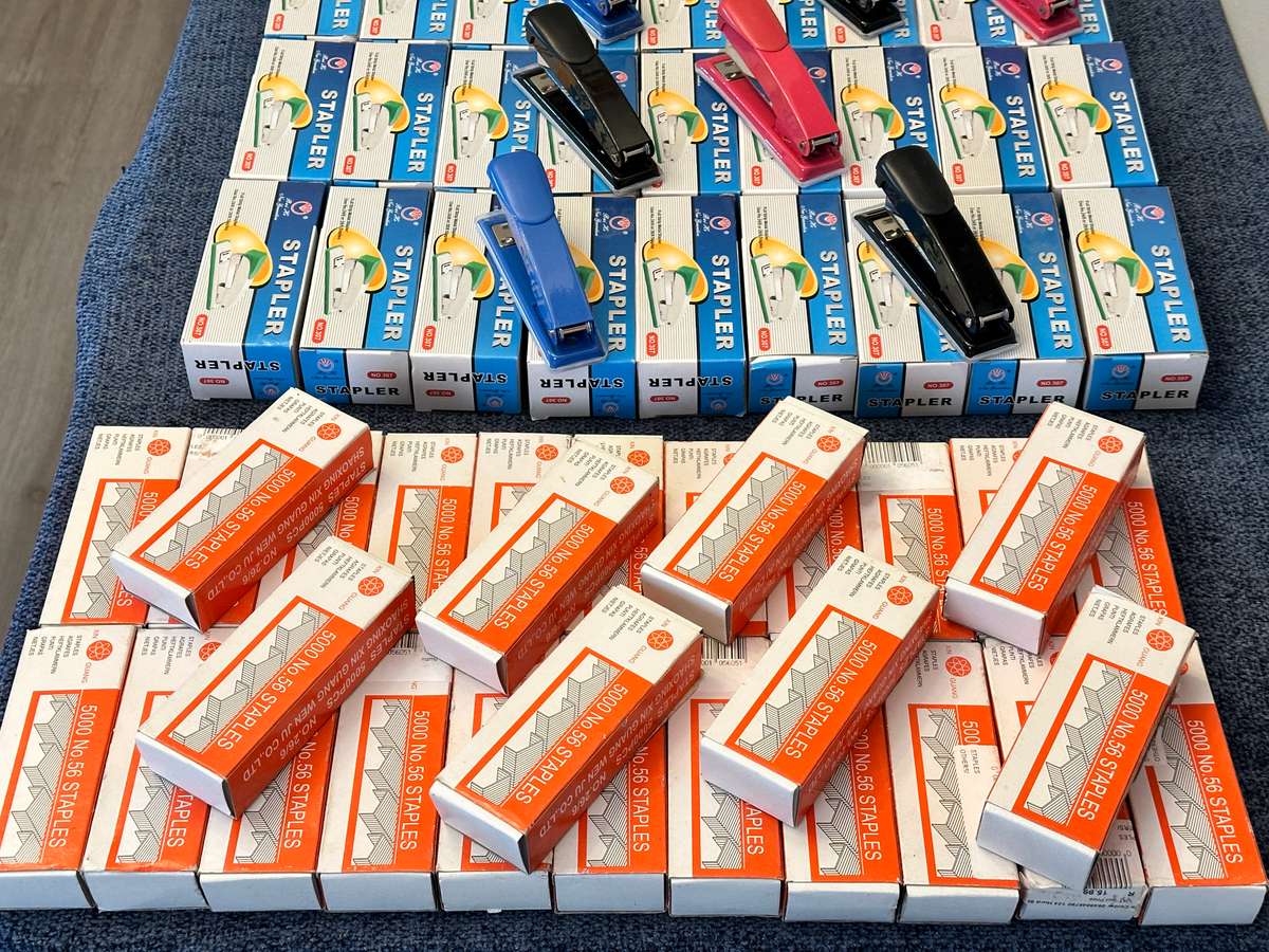 STAPLER & STAPLES LOT BRAND NEW - EXCELLENT BUY