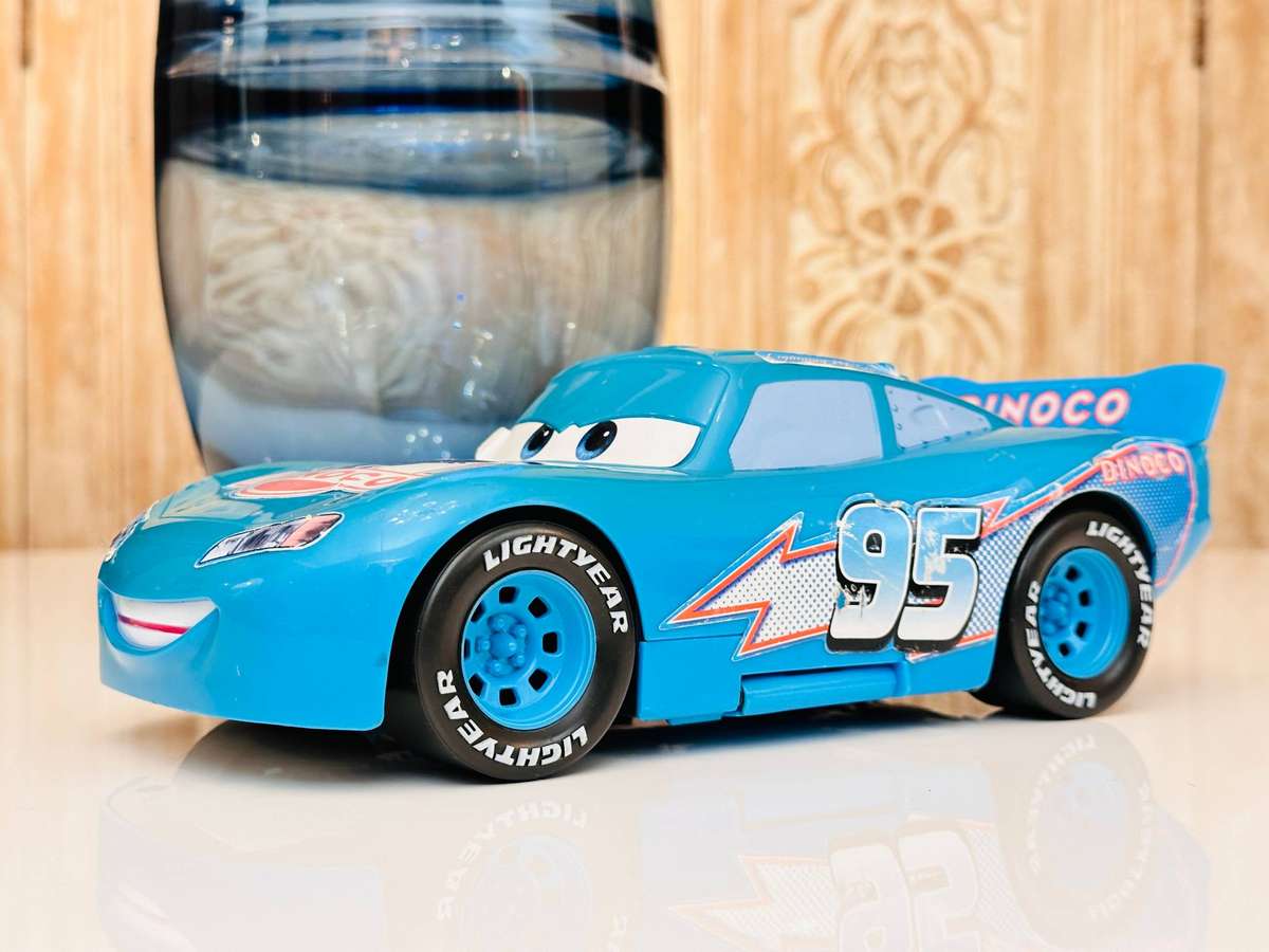 2006 Disney Collectors Edition Large Lightning McQueen Collectable Model