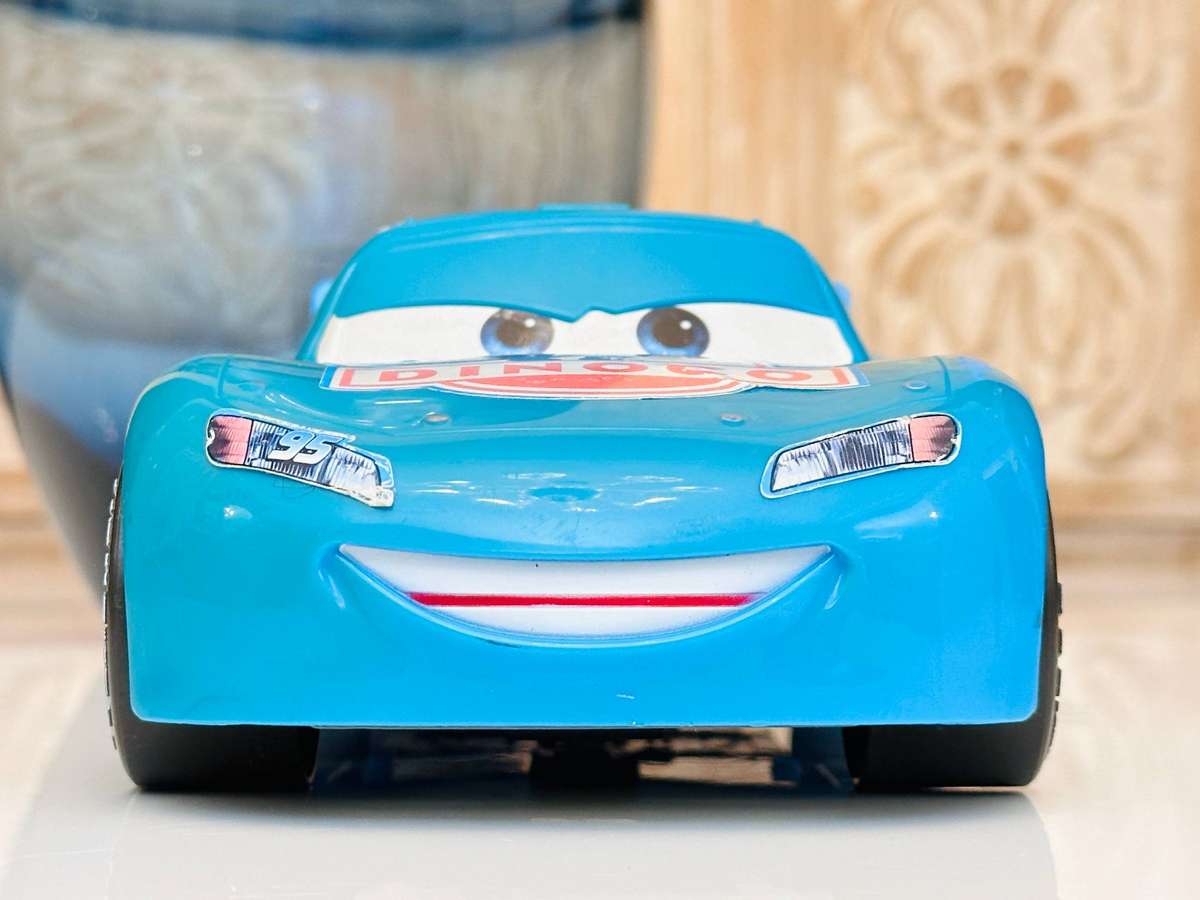 2006 Disney Collectors Edition Large Lightning McQueen Collectable Model