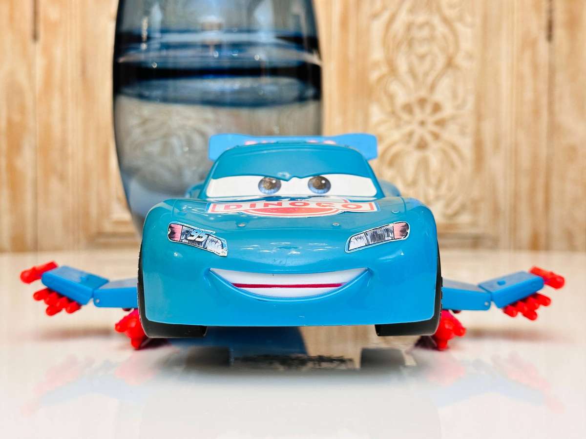 2006 Disney Collectors Edition Large Lightning McQueen Collectable Model