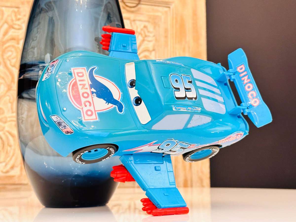 2006 Disney Collectors Edition Large Lightning McQueen Collectable Model