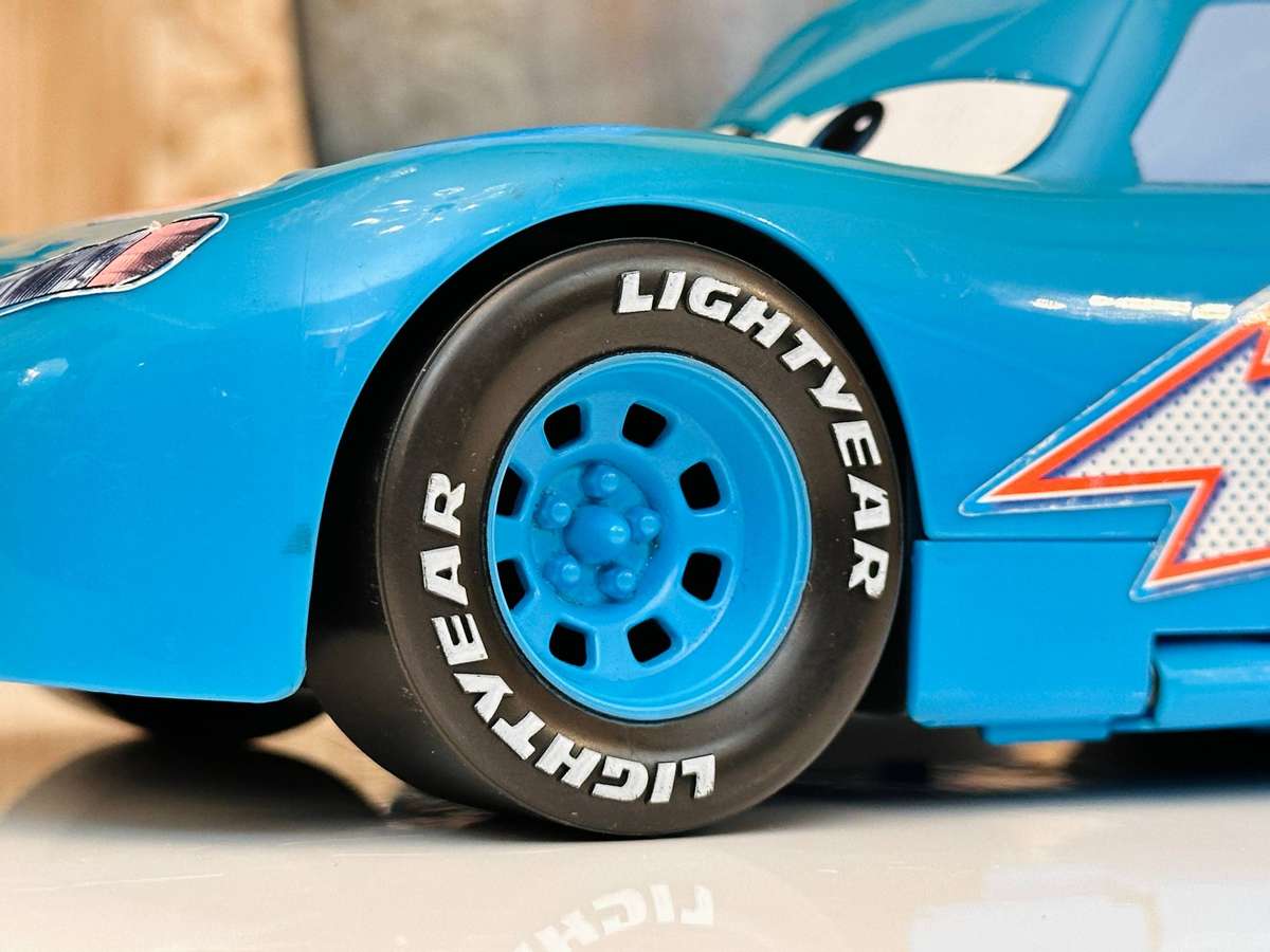 2006 Disney Collectors Edition Large Lightning McQueen Collectable Model